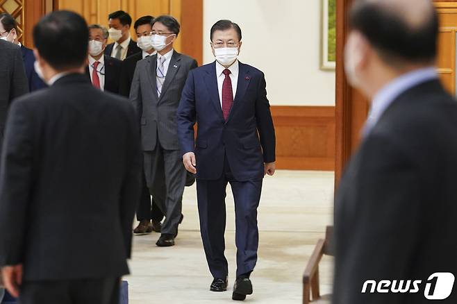 문재인 대통령이 14일 오전 청와대 본관에서 열린 강창일 주일대사 신임장 수여식에 참석하고 있다. 2021.1.14/뉴스1 © News1 이광호 기자