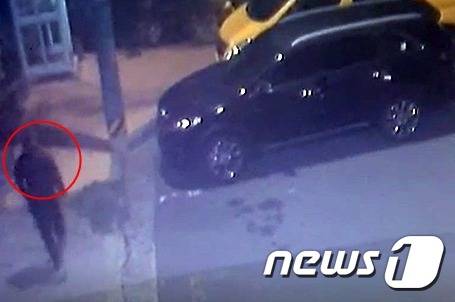 검찰이 전 연인을 집에 가둬 강간하고 살해하려한 혐의로 재판에 넘겨진 A씨에게 징역 25년을 구형했다. 사진은 A씨가 도주 과정에서 공중전화를 이용하기 위해 걸어가는 모습. (제주지방경찰청 제공)2020.11.10/뉴스1 © News1 홍수영 기자