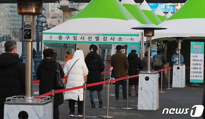 14일 오전 서울역 광장에 마련된 신종 코로나바이러스 감염증(코로나19) 임시선별진료소에서 시민들이 검사를 기다리고 있다. 2021.1.14/뉴스1 © News1 구윤성 기자