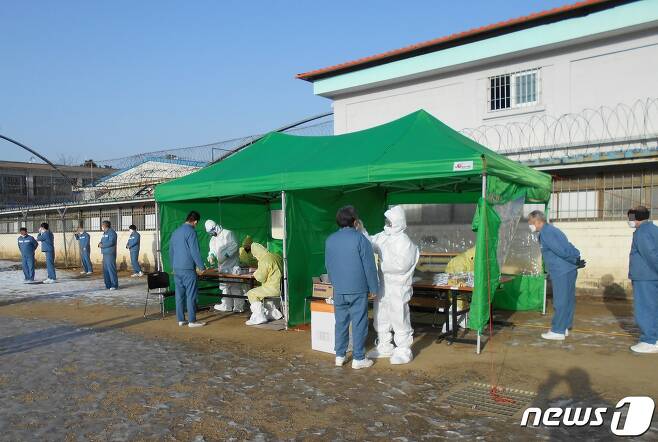 안양교도소 재소자 코로나19 전수검사 현장. © 뉴스1