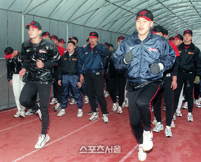 해태 선수단이 지난 1999년 1월 무등구장 옆 비닐하우스에서 동계훈련을 시작하고 있다. (스포츠서울 DB)
