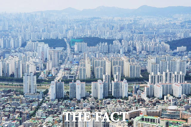문재인 정부 4년 동안 서울 아파트값이 평균 5억3000만 원 올랐다는 시민단체의 분석이 나왔다. /더팩트 DB