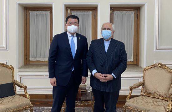 최종건 외교부 1차관이 지난 11일(현지시간) 이란에 억류된 선원들의 조기 석방을 위해 테헤란을 방문했다. 모하마드 자바드 자리프 이란 외무장관(사진 오른쪽)을 만난 최 차관이 기념 촬영을 하고 있다./사진=연합뉴스