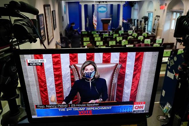 <연립사진-2229> 백악관 브리핑룸의 TV 화면에는 미국 하원이 2021년 1월 13일 미국하원에서 도널드 트럼프 미국 대통령을 두 번째로 탄핵하는 장면이 나오고 있다 /로이터 연합뉴스