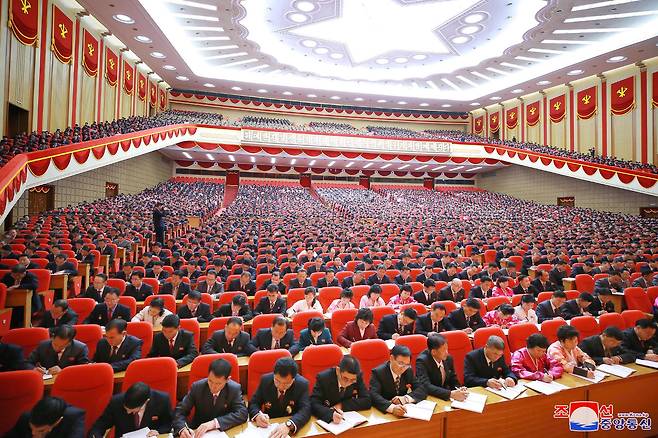 북한 노동당 제8차 대회 참가자들이 13일 평양에서 강습 모임을 했다고 조선중앙통신이 14일 오전 보도했다. /조선중앙통신 연합뉴스