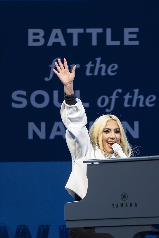 <YONHAP PHOTO-3835> PITTSBURGH, PA - NOVEMBER 02: Lady Gaga performs in support of Democratic presidential nominee Joe Biden during a drive-in campaign rally at Heinz Field on November 02, 2020 in Pittsburgh, Pennsylvania. One day before the election, Biden is campaigning in Pennsylvania, a key battleground state that President Donald Trump won narrowly in 2016.   Drew Angerer/Getty Images/AFP == FOR NEWSPAPERS, INTERNET, TELCOS & TELEVISION USE ONLY ==/2020-11-03 12:40:08/ <저작권자 ⓒ 1980-2020 ㈜연합뉴스. 무단 전재 재배포 금지.>