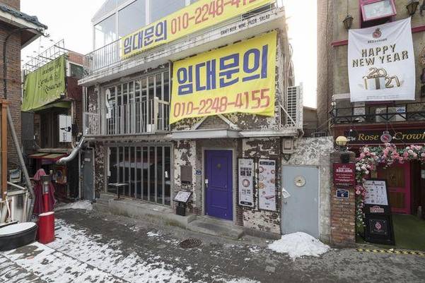 지난 12일 서울 이태원 주요 상권 곳곳에 폐업했거나 임대중인 가게들이 보인다. 정부 방침에 따라 장기간 강제휴업을 하면서 임대료를 내지 못해 강제로 가게 문을 닫게 되는 가게들이 속출하고 있다. /김지호 기자