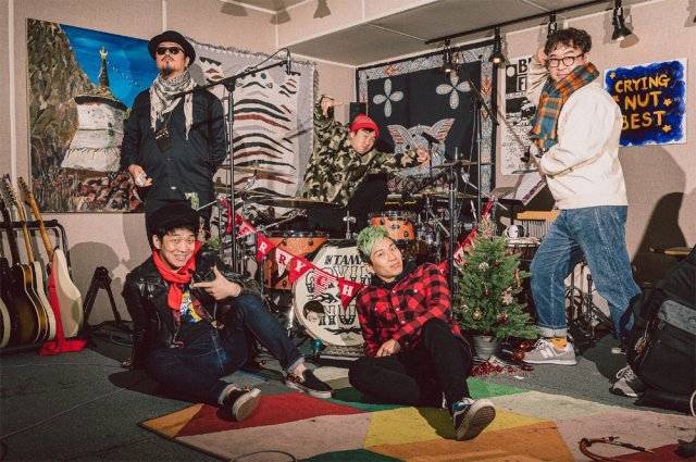 지난해 마포문화재단이 주최한 온라인 페스티벌 ‘인디 크리스마스 선물’에 출연한 데 이어 다음 달 대규모 온라인 공연 ‘경록절 인 더 하우스’를 여는 록 밴드 ‘크라잉넛’. 앞줄 왼쪽부터 시계 방향으로 한경록(베이스기타) 김인수(아코디언, 키보드) 이상혁(드럼) 이상면(기타) 박윤식(메인보컬, 기타). 마포문화재단 제공