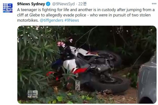 경찰에 쫓긴 소년들이 절벽 아래로 던진 오토바이. 호주 9뉴스 트위터 영상 캡처