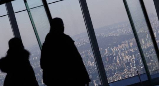 시민들이 도심 아파트 밀집 지역을 바라보고 있다. <연합뉴스>