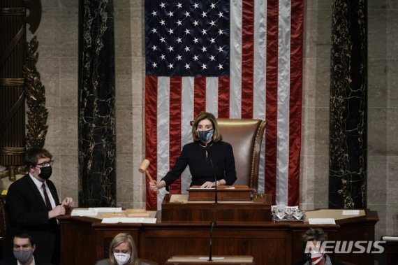 낸시 펠로시 미국 하원의장이 13일(현지시간) 워싱턴DC 국회의사당에서 도널드 트럼프 대통령에 대한 내란 선동 혐의의 탄핵소추안 표결 절차를 진행하고 있다./사진=뉴시스