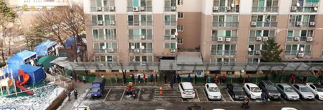 입주민 8명이 잇따라 확진된 인천 연수구의 한 아파트단지에 마련된 임시선별진료소에서 입주민들이 검사를 기다리고 있다. 연수구 제공