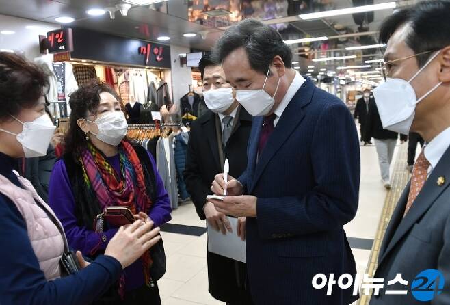 이낙연 더불어민주당 대표가 14일 서울 영등포 지하상가를 방문해 상인들의 고충을 들으며 메모하고 있다.