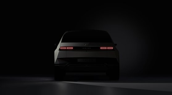 13일 현대차는 전용 전기차 브랜드 아이오닉(IONIQ)의 첫 모델인 ‘아이오닉 5’ 외부 티저 이미지를 최초로 공개했다. [사진 현대자동차]