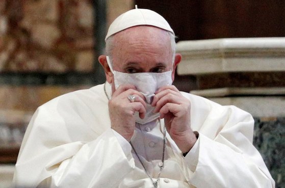 프란치스코 교황이 코로나19 백신을 맞았다고 교황청이 공식 발표했다. [로이터=연합뉴스]