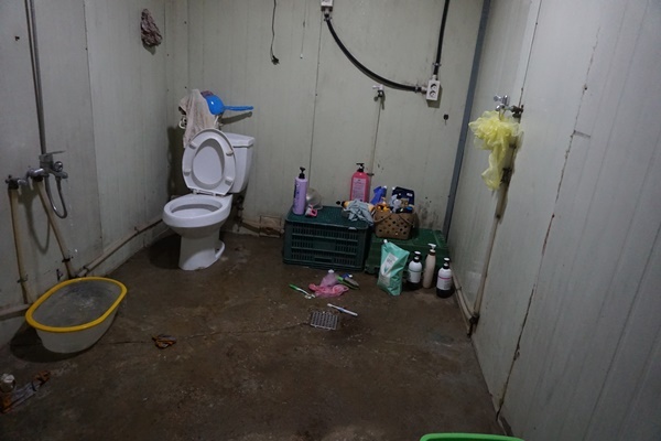 숙헹씨와 동료들이 생활하던 비닐하우스 숙소 내 화장실 모습.