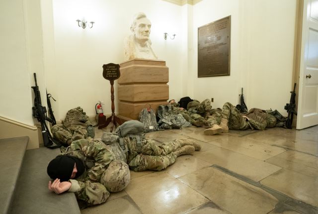 13일(현지시간) 미국 주방위군이 워싱턴DC주 국회의사당 대리석 바닥에 누워 잠을 자고 있다. UPI연합뉴스
