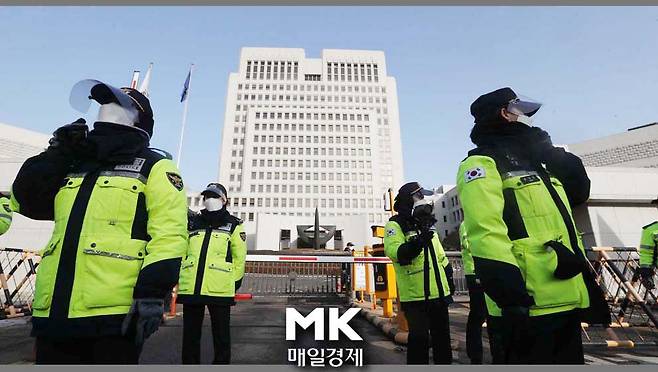 박근혜 전 대통령의 재상고심 선고 공판이 열리는 14일 오전 서울 서초구 대법원 앞에서 경찰이 만약의 사태에 대비해 출입을 통제하고 있다.2021.1.14.이승환기자