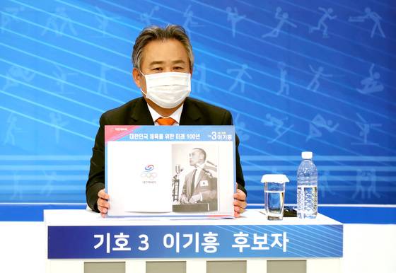 이기흥 대한체육회장 후보가 지난 9일 경기 고양시 빛마루방송지원센터에서 한국체육기자연맹·한국체육학회 공동 주관으로 열린 제41대 대한체육회장선거 제1차 후보자 정책토론회에서 발언하고 있다. /사진=뉴스1(대한체육회 제공)