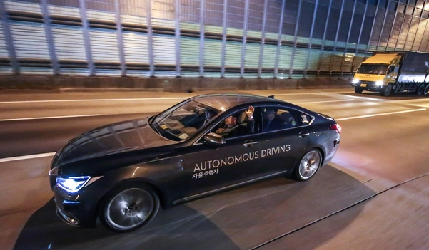 현대차가 아이오닉 기반 자율주행차로 미국 라스베이거스 도심에서 야간 자율주행 기술을 시연하는 모습 [현대차 제공]