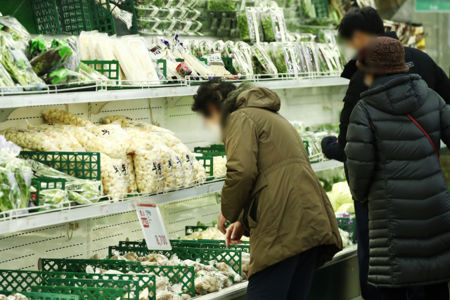 통계청에 따르면 작년 12월 소비자물가지수는 전년 같은 달보다 0.5% 올랐으나 국민 식생활에 필수적인 농·축·수산물은 9.7%나 껑충 뛰었다. 사진은 10일 서울 시내 한 대형마트 신선식품 판매대. [연합]