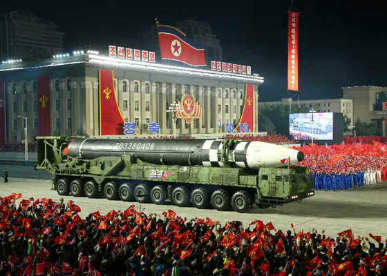 합참은 11일 북한이 전날 밤 평양 김일성광장에서 제8차 노동당 당대회 관련 열병식을 실시한 정황을 포착했다고 밝혔다. 북한이 작년 10월 진행한 당 창건 75주년 계기 열병식 모습. [헤럴드DB]