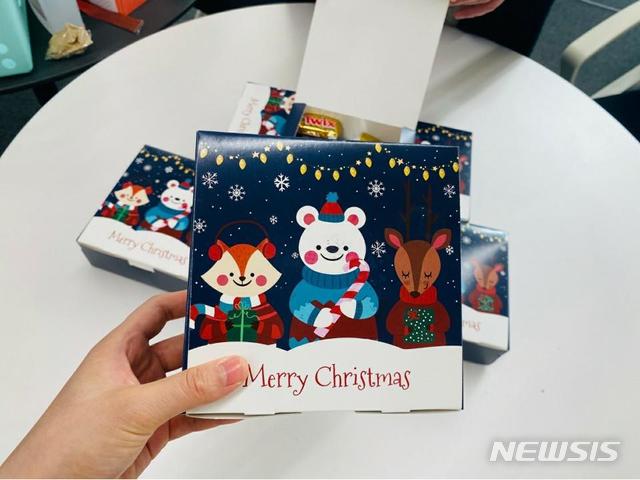 [수원=뉴시스] 경기도 생활치료센터 근무자들이 돈을 모아 어린이 입소자들을 위한 크리스마스 선물을 마련했다.