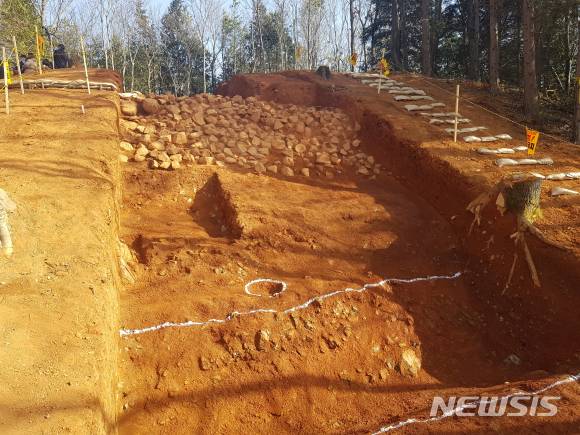 고성군 고성읍 대독리 산101-1번지에서 발견된 '만림산 토성'. (사진=고성군 제공)