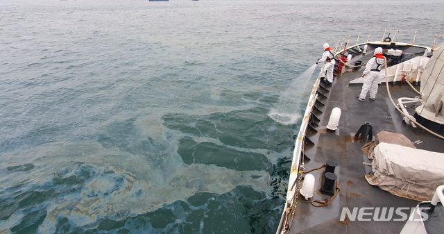 [울산=뉴시스]지난해 9월 울산해역에서 발생한 기름 유출사고 현장에서 방제작업을 벌이는 울산해양경찰서 관계자들. (사진=울산해양경찰서 제공) photo@newsis.com