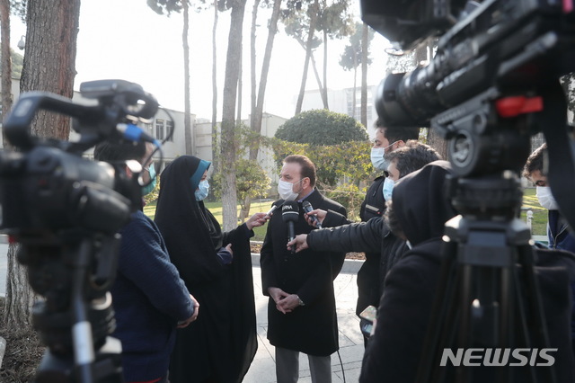 [서울=뉴시스]마무드 바에지 이란 대통령 비서실장(사진 가운데)이 현지 매체와 인터뷰를 하고 있다. 이 사진은 13일(현지시간) 이란 정부 홈페이지에 게재된 것이다. 2021.01.14