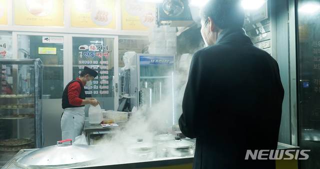 [서울=뉴시스] 이낙연 더불어민주당 대표가 13일 자택 근처 만두가게에서 저녁거리를 포장하고 있다. (사진 제공 = 당대표실)