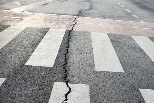 이 사고 여파로 도로 균열이 발생한 모습. 안산시 제공