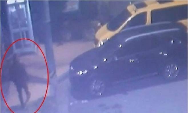 사건 직후 도주 행각을 벌이던 강씨 모습. 제주경찰청 제공