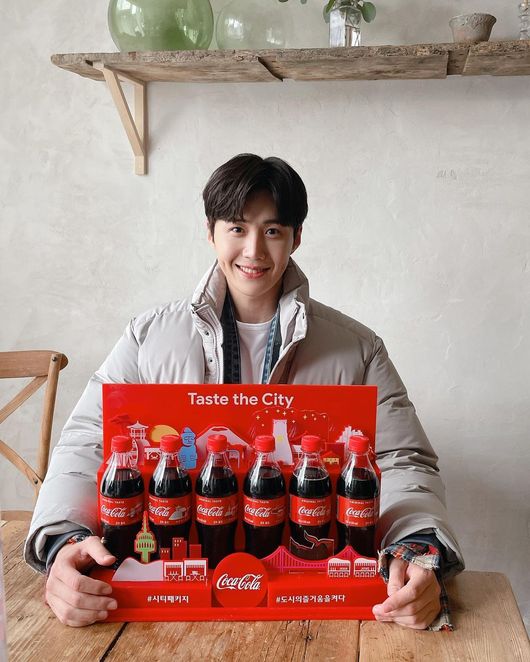 call heart thump dimple SmileActor Kim Seon-ho says a complete plateThe joining of the South.On the afternoon of the 14th, Kim Seon-ho posted several self-portraits on personal SNS.Kim Seon-ho in the photo is smiling brightly with a famous brand of carbonated beverage in his arms.Kim Seon-ho boasted a unique dimples Smile and deer-like eyes, giving healing to viewers.Kim Seon-ho also shot a womans heart, pointing to a carbonated drink or showing off her charming mouth cave, showing off a bruise full of pure visuals like a child.Meanwhile, Kim Seon-ho is meeting audiences through the modern play Ice.[Photo] Kim Seon-ho SNS