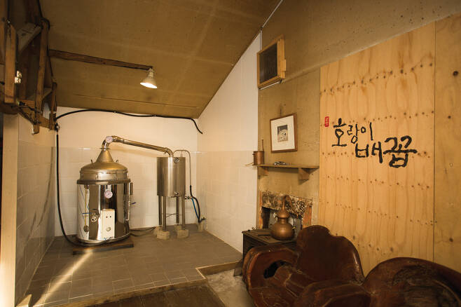누에를 치던 잠실을 발효공간으로 쓰고 있다. 무려 70년 된 흙집이다.