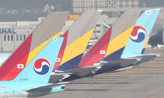 14일 인천국제공항 주기장에 대한항공과 아시아나 여객기가 세워져 있다. 뉴스1