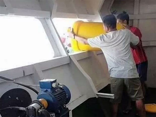 지난해 중국에서는 배에서 나온 각종 쓰레기를 바다에 버리는 어부들이 포착돼 논란이 인 바 있다.