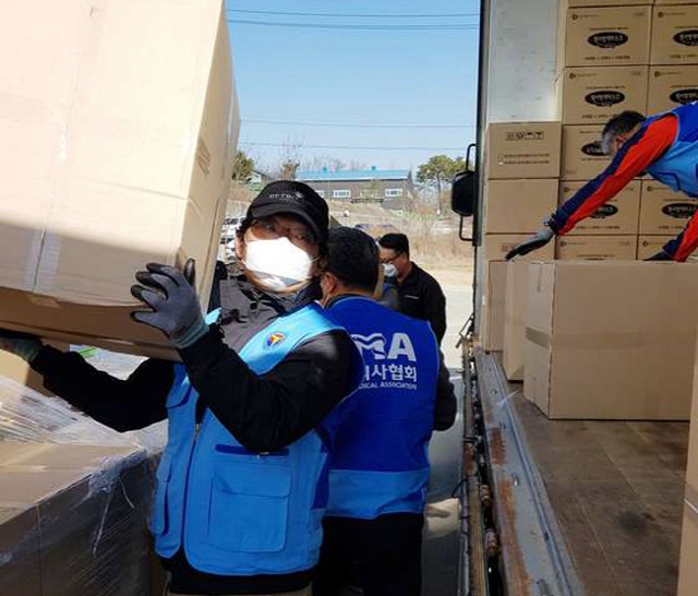 대한의사협회 임원들이 공적 마스크 박스를 배송 트럭에 싣고 있다. /사진제공=대한의사협회