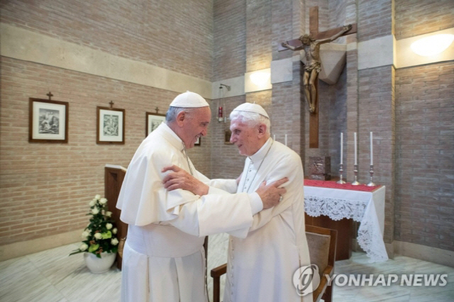 프란치스코 교황(왼쪽)과 베네딕토 16세. /AFP연합뉴스