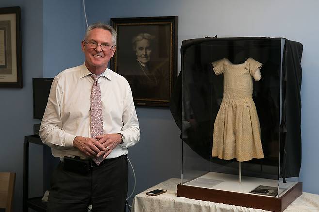 ⓒ시사IN 이명익뉴욕 아동학대방지협회의 스티븐 포레스터 관리 책임자(왼쪽)와 메리 엘런이 입었던 원피스.