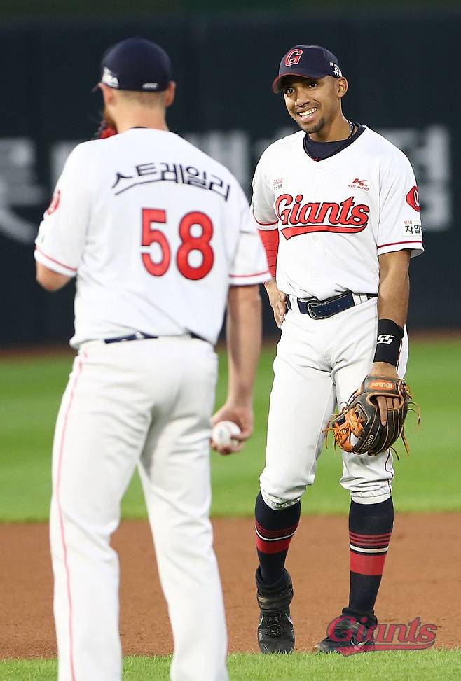 ▲ 롯데 딕슨 마차도(오른쪽)와 댄 스트레일리. ⓒ롯데 자이언츠