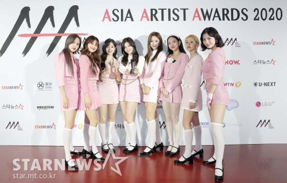 걸그룹 트와이스가 28일 마이뮤직테이스트에서 중계된 2020 Asia Artist Awards(2020 아시아 아티스트 어워즈, 2020 AAA)에서 'AAA 올해의 가수' 상을 수상한 뒤 포즈를 취하고 있다. 스타뉴스가 주최하고 AAA 조직위원회가 주관하는 AAA는 어디에서도 보지 못했던 새로운 무대를 선보이며 전 세계 팬들의 눈과 귀를 사로잡아 명실상부 NO.1 글로벌 시상식으로 거듭났다. / 사진=김창현 기자 chmt@