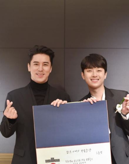 TV Chosun Tomorrow is Mr.Mr. TrotManx language, which received much love through Trot , received the 17th Korea Image Award Didimdol Co., Ltd.The agency Newera Project said on the 15th through the official SNS account, Mr. Trot Mr.TrotManx language 17th Korea Image Award for Didimdol Co., Ltd. Award.Jang Min-Ho and Lee Chan-won participated in the awards ceremony as representatives and won the prize!Mr. TrotManx language awards please celebrate together!In the open photo, Jang Min-Ho and Lee Chan-won are staring at the camera with panels; the two of them smiled broadly as they drew hearts with their fingers.Their warm visuals stand out.In another photo, Jang Min-Ho and Lee Chan-won are speaking their sentiments with bouquets of flowers, both of whom caught the eye by looking tense and rigid.Fans who watched the post said, Mr. TrotManx language is really celebrating!, I sincerely celebrate the awards, Everyone celebrates, Didimdol Co., Ltd. celebrate, Top 6 I will continue to walk the flower road and so on.On the other hand, Jang Min-Ho and Lee Chan-won are appearing on TV Chosun entertainment Mongsu Academic Center and Tomorrow Miss Mr. Trot2.a fairy tale that children and adults hear togetherstar behind photoℑat the same time as the latest issue