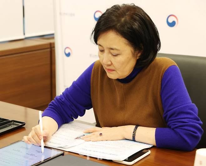 박영선 중소벤처기업부 장관이 15일 영상으로 개최한 ‘한-몽골 중소기업 스타트업 협력 업무협약 체결식’에서 협약서에 서명하고 있다.(사진=중소벤처기업부 제공)