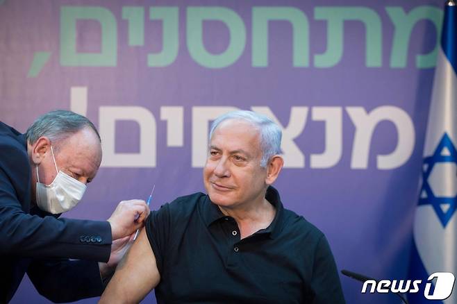 베냐민 네타냐후 이스라엘 총리가 코로나19 백신을 맞고 있다. © AFP=뉴스1