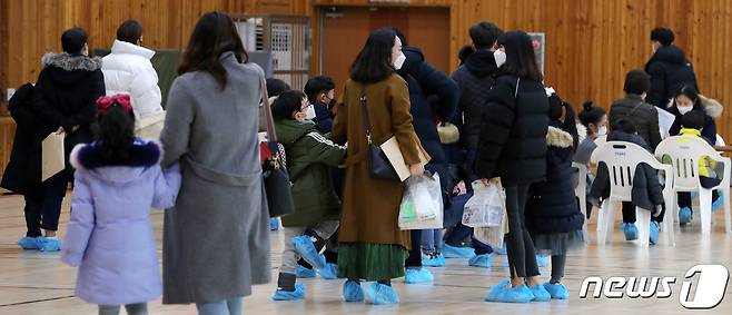 2021학년도 초등학교 취학예정자 예비소집이 시작된 4일 전북 전주시 송북초등학교에서 입학을 앞둔 어린이와 학부모들이 안내사항을 전달받고 있다. 2021.1.4/뉴스1 © News1 유경석 기자