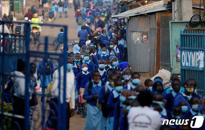 아프리카 케냐에서 코로나19 봉쇄조치 이후 학교가 다시 문을 연 2021년 1월 4일 나이로비 키베라 빈민가에서 학생들이 체온 체크를 위해 줄 서 있다. © 로이터=뉴스1 © News1 최서윤 기자