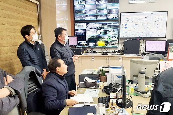 송기섭 진천군수가 상수도사업소를 방문해 현황을 살피고 있다.(진천군 제공)© 뉴스1