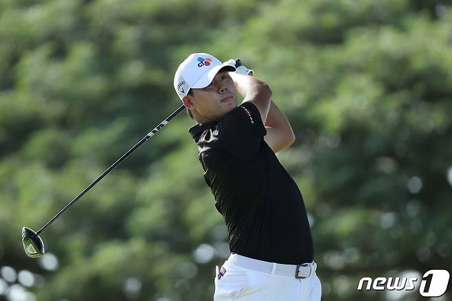 김시우가 15일(한국시간) PGA투어 소니오픈 1라운드에서 샷을 날리고 있다. © AFP=뉴스1