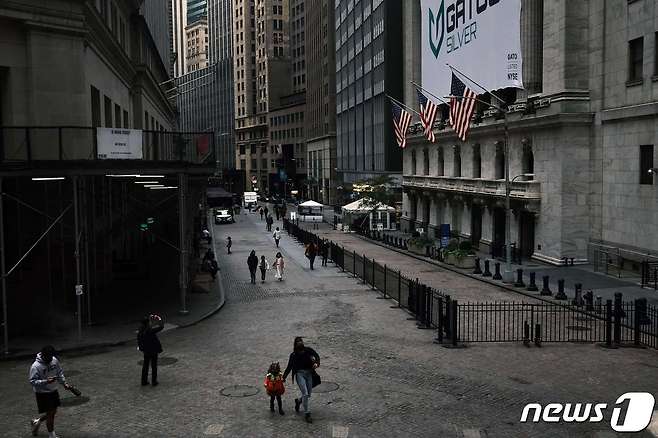 지난해 10월28일(현지시간) 미국 뉴욕 맨해튼 월스트리트에 있는 뉴욕증권거래소(NYSE) 건물 앞을 사람들이 걸어가고 있다. © AFP=뉴스1